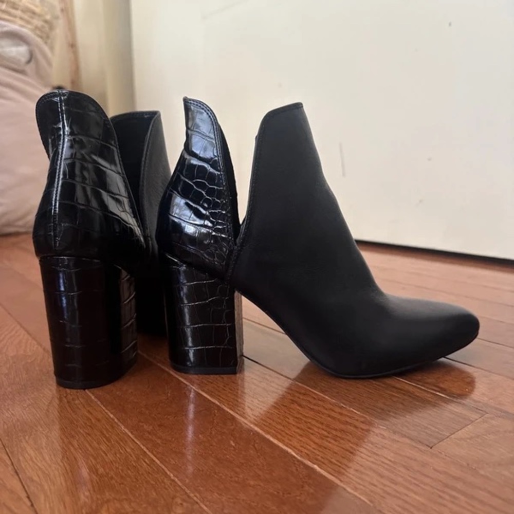 Chic Black Croc-Embossed Heeled Boots